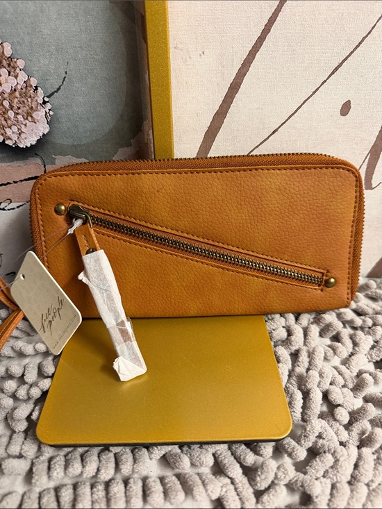 Free People Handbags - Free People Tan Leather Zip Wallet wristlet